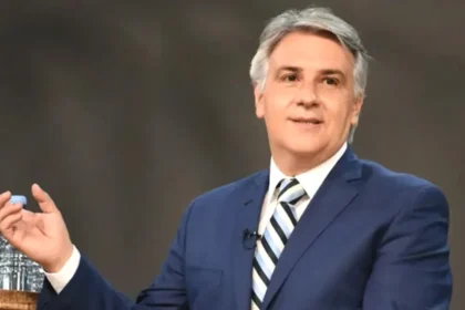 Martín Llaryora exige que el Gobierno nacional garantice la atención de jubilados durante un discurso en Córdoba.