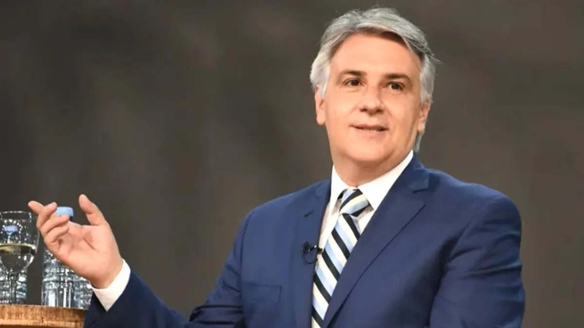 Martín Llaryora exige que el Gobierno nacional garantice la atención de jubilados durante un discurso en Córdoba.