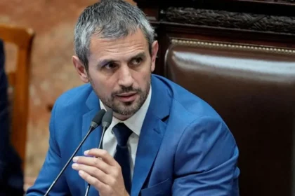 Martín Menem en el recinto de Diputados tras la votación de la nueva Ley de Glaciares.