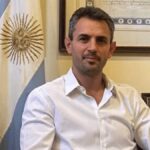 Martín Menem y el respaldo a Manuel Adorni durante el acto oficial en Plaza San Martín