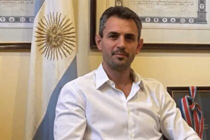 Martín Menem y el respaldo a Manuel Adorni durante el acto oficial en Plaza San Martín