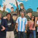 Máximo Kirchner habla en un acto sobre la defensa de la soberanía argentina frente a un mural de Malvinas