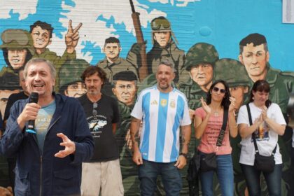 Máximo Kirchner habla en un acto sobre la defensa de la soberanía argentina frente a un mural de Malvinas