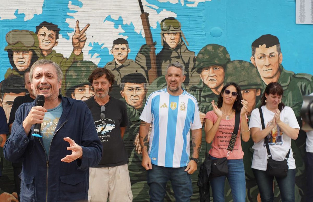 Máximo Kirchner habla en un acto sobre la defensa de la soberanía argentina frente a un mural de Malvinas