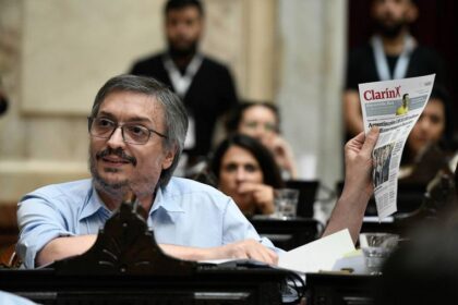 Máximo Kirchner durante un acto político sobre la interna del peronismo en Santa Fe