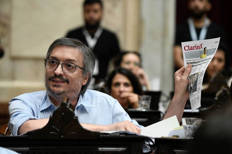 Máximo Kirchner durante un acto político sobre la interna del peronismo en Santa Fe