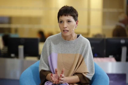 Mayra Mendoza exige la renuncia de Javier Milei durante una conferencia sobre la inflación en Argentina