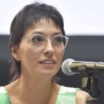 Mayra Mendoza analizando la crisis por la reducción de colectivos en AMBA en su despacho.