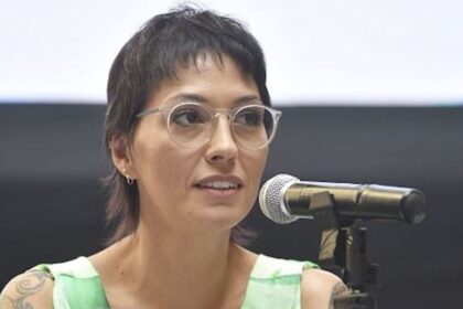 Mayra Mendoza analizando la crisis por la reducción de colectivos en AMBA en su despacho.