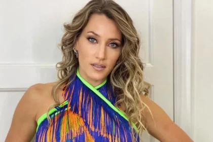 Mica Viciconte dando una entrevista sobre la tensa relación entre los famosos y su presente con Fabián Cubero.