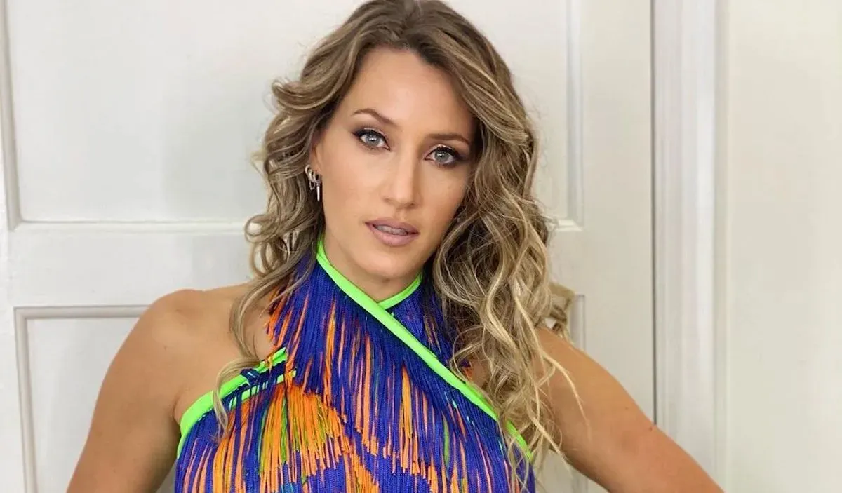 Mica Viciconte dando una entrevista sobre la tensa relación entre los famosos y su presente con Fabián Cubero.