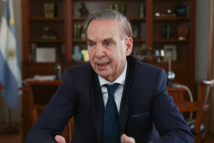 Miguel Ángel Pichetto brinda declaraciones sobre el plan económico de Javier Milei en un estudio de grabación