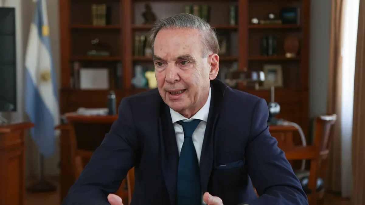 Miguel Ángel Pichetto brinda declaraciones sobre el plan económico de Javier Milei en un estudio de grabación