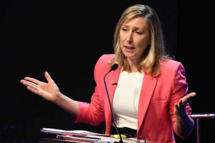 La diputada Myriam Bregman hablando sobre los riesgos de los cambios en Ley de Glaciares en el Congreso.
