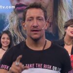 Nico Vázquez brindando una entrevista sobre su futuro laboral en el teatro y la televisión