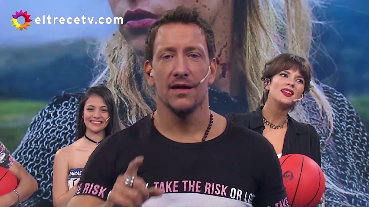 Nico Vázquez brindando una entrevista sobre su futuro laboral en el teatro y la televisión