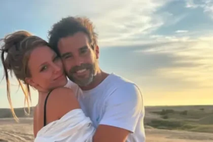 Rocío Pardo y Nicolás Cabré sonriendo juntos tras analizar la diferencia de edad en su relación