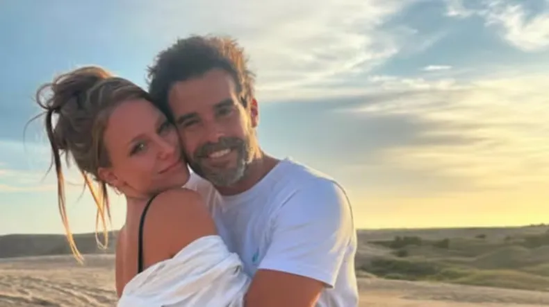 Rocío Pardo y Nicolás Cabré sonriendo juntos tras analizar la diferencia de edad en su relación