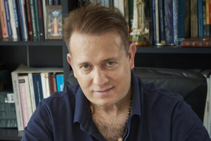 Nicolás Márquez solicita la renuncia de Manuel Adorni durante una transmisión en vivo