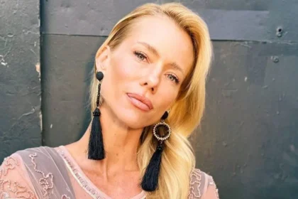 Nicole Neumann y Manu Urcera posando juntos en un evento social