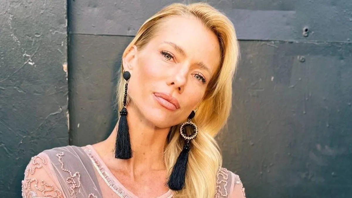 Nicole Neumann y Manu Urcera posando juntos en un evento social