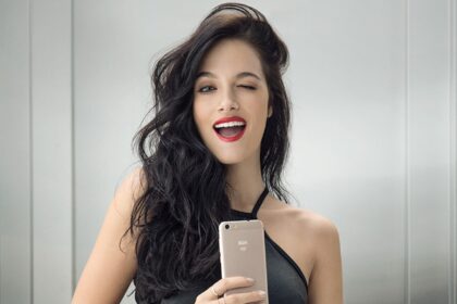 Tiziana Sabatini sostiene el regalo de la futura madrina de Gia Dybala