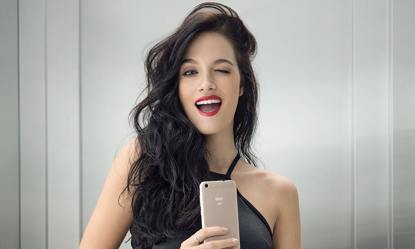 Tiziana Sabatini sostiene el regalo de la futura madrina de Gia Dybala