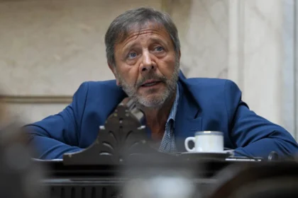 El diputado Oscar Zago analiza el gabinete nacional y asegura que Manuel Adorni renunciará pronto a su cargo.