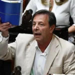 Oscar Zago solicitando la renuncia de Manuel Adorni en el Congreso Nacional.