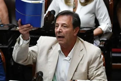 Oscar Zago solicitando la renuncia de Manuel Adorni en el Congreso Nacional.