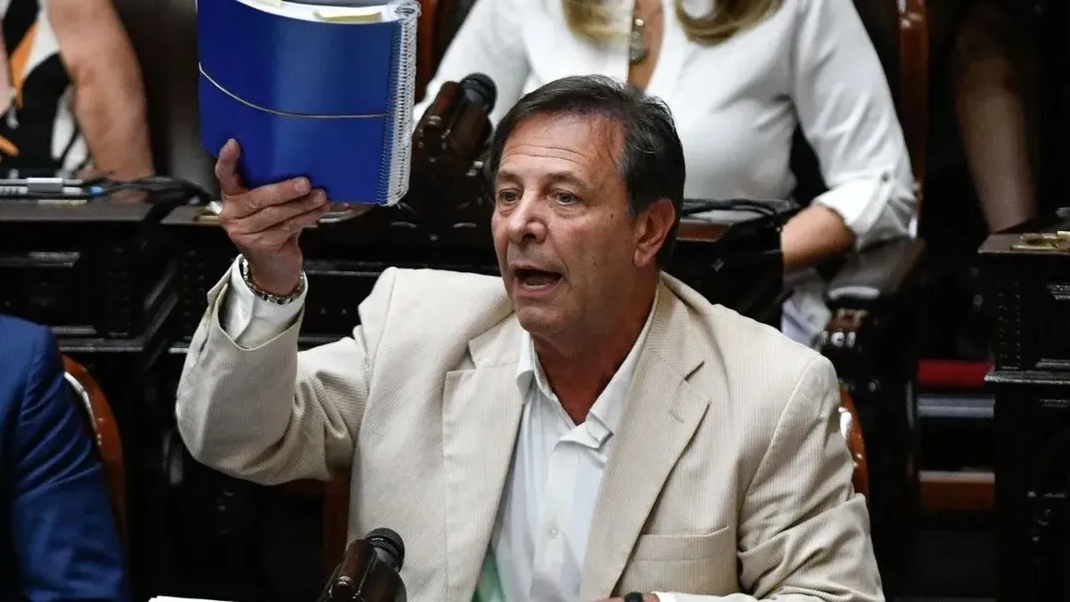 Oscar Zago solicitando la renuncia de Manuel Adorni en el Congreso Nacional.