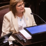 Senadora Patricia Bullrich brindando declaraciones sobre la presunta red de desinformación rusa y operaciones de influencia externa