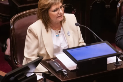 Senadora Patricia Bullrich brindando declaraciones sobre la presunta red de desinformación rusa y operaciones de influencia externa