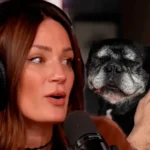 Paula Chaves abrazando a su perro en la veterinaria durante la cadena de oración por Moro