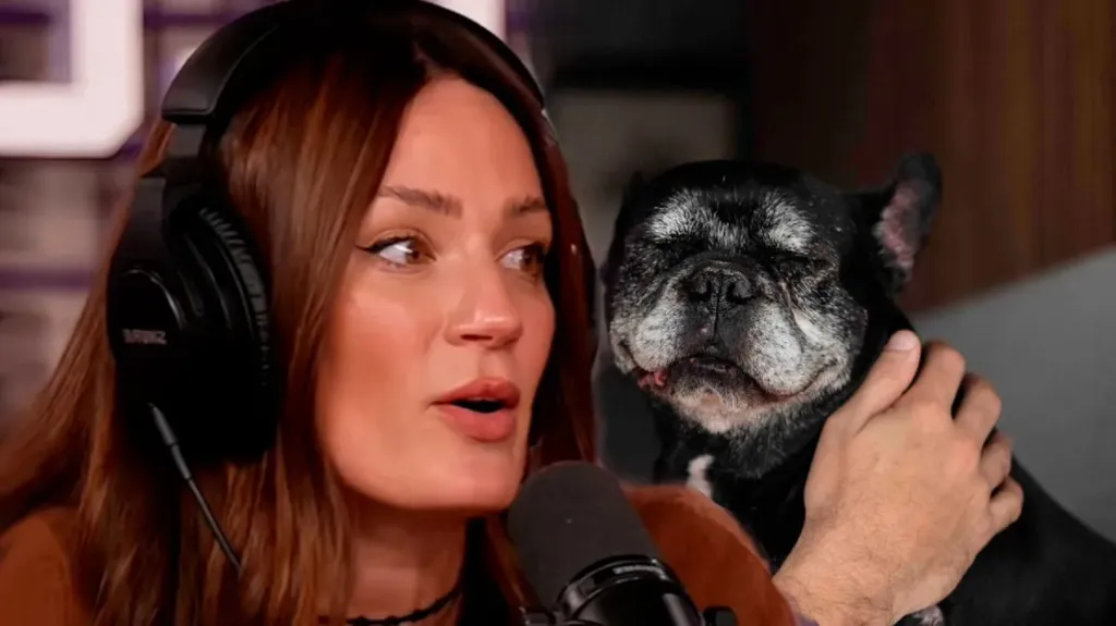 Paula Chaves abrazando a su perro en la veterinaria durante la cadena de oración por Moro