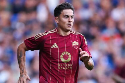 Paulo Dybala durante un partido de la Roma previo a definir el fichaje estrella de Paulo Dybala entre Boca o Flamengo.