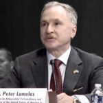 Embajador Peter Lamelas saludando tras la expulsión del diplomático iraní en Argentina