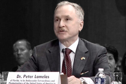 Embajador Peter Lamelas saludando tras la expulsión del diplomático iraní en Argentina