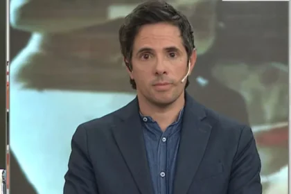 Robertito Funes Ugarte en el momento exacto en que arremetió contra Paulo Kablan durante un streaming.