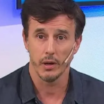 Roberto García Moritán sonriendo durante una entrevista donde fue consultado por su romance con Virginia Gallardo.