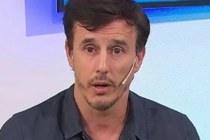 Roberto García Moritán sonriendo durante una entrevista donde fue consultado por su romance con Virginia Gallardo.