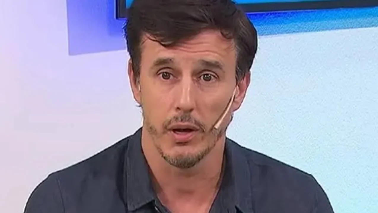 Roberto García Moritán sonriendo durante una entrevista donde fue consultado por su romance con Virginia Gallardo.