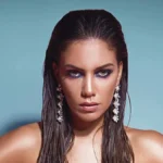 Rocío Robles sonriente hablando sobre su romance con el Chueco en una entrevista televisiva