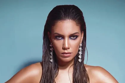 Rocío Robles sonriente hablando sobre su romance con el Chueco en una entrevista televisiva