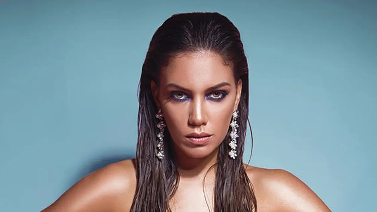 Rocío Robles sonriente hablando sobre su romance con el Chueco en una entrevista televisiva