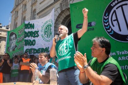 Manifestantes de ATE preparan protestas ante la visita oficial de funcionarios al Instituto Malbrán en Buenos Aires.