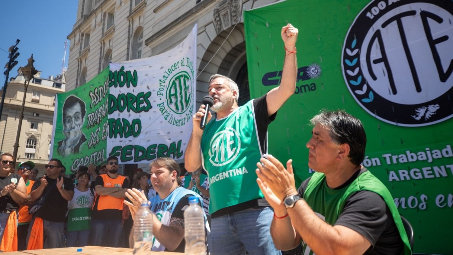 Manifestantes de ATE preparan protestas ante la visita oficial de funcionarios al Instituto Malbrán en Buenos Aires.