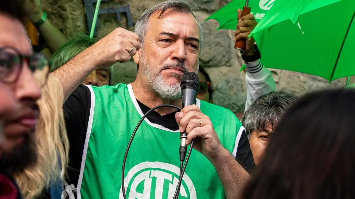 Trabajadores estatales manifestándose en las calles contra el fuerte deterioro salarial en Argentina y el ajuste económico
