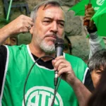 Trabajadores solicitando créditos hipotecarios del Banco Nación en una sucursal oficial frente a la protesta de ATE.