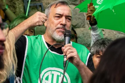 Trabajadores solicitando créditos hipotecarios del Banco Nación en una sucursal oficial frente a la protesta de ATE.